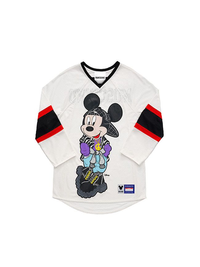 Todas las imágenes de la colección de Moschino x H&amp;M: camiseta de hockey de Mickey Mouse