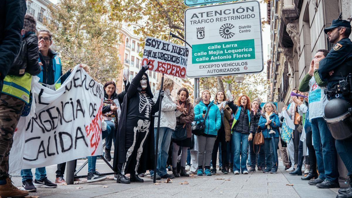 Sanitarios manifestándose frente a la Consejería de Sanidad en Madrid.