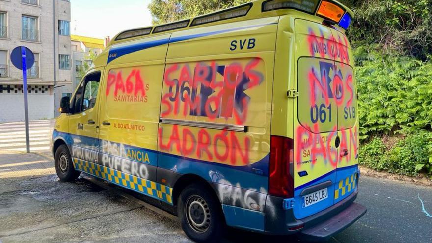 Ambulancia, ayer en Cangas, con pintadas.