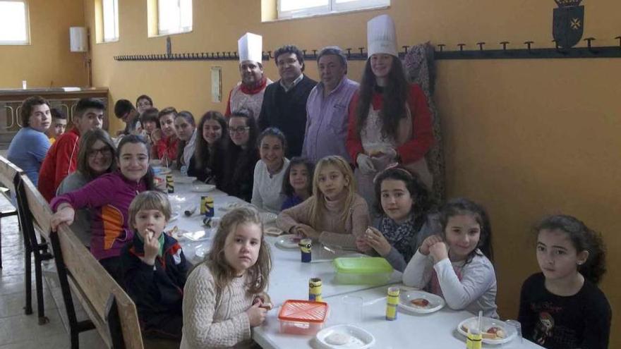 El alcalde y el diputado, con los niños durante la clausura.