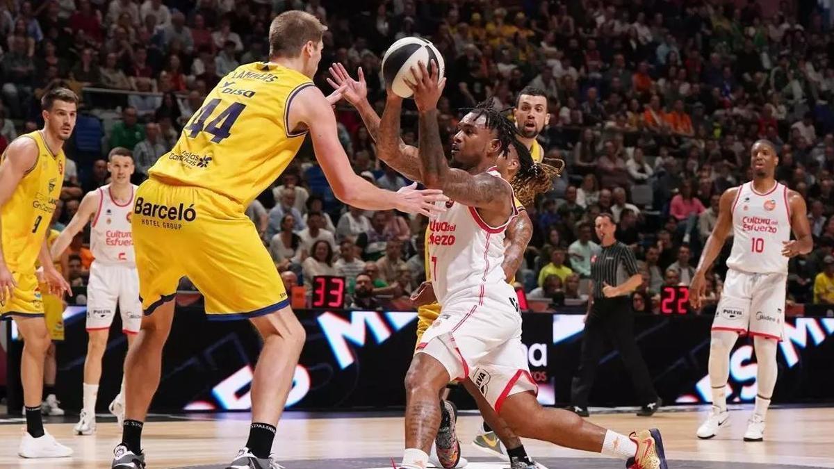 El Valencia BC sufre hasta la prórroga para citarse con el Madrid en la semifinal (81-89)