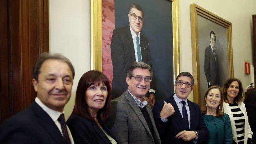 El retrato de Patxi López  |  El diputado socialista Patxi López estrenó ayer el retrato que recuerda su paso por la presidencia del Congreso. En la foto, López, bajo el cuadro de Eloisa Piedra, por el que se pagaron 10.300 euros, y flanqueado por la presidenta del Congreso, Ana Pastor, y José Ignacio Prendes de Ciudadanos, entre otros.