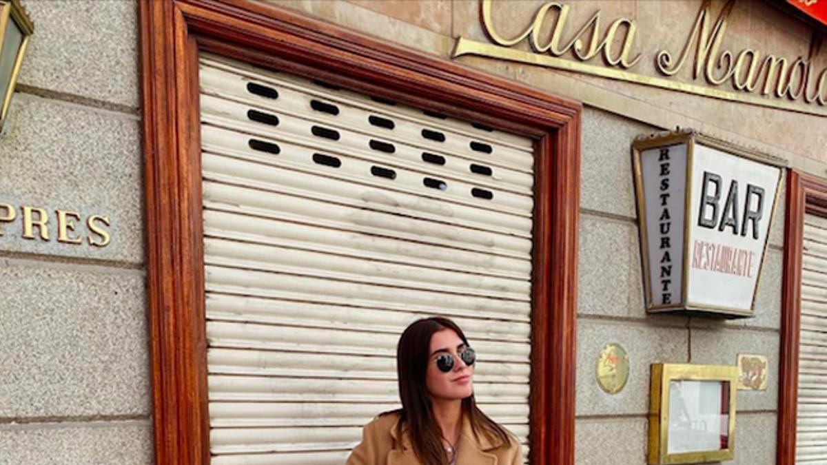 Mery Turiel lleva un abrigo cruzado de lana en color camel de Mango