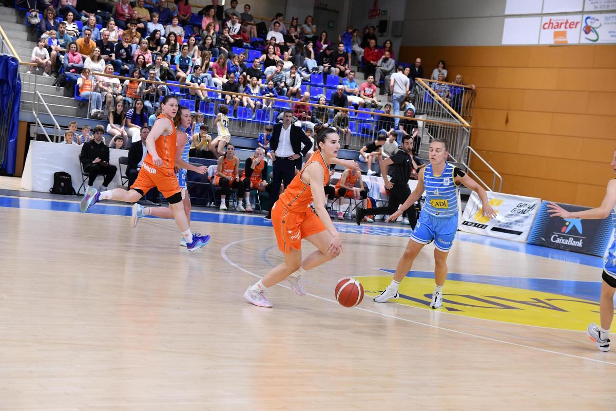 María Eraunzetamurgil y Alina Iagupova, en el partido ante el Cadí La Seu