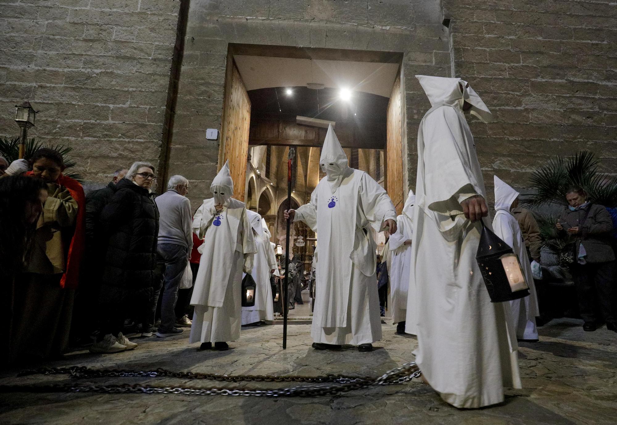 FOTOS | Miércoles Santo en Palma: El barrio de Sant Pere enmudece con la procesión de la Santa Creu