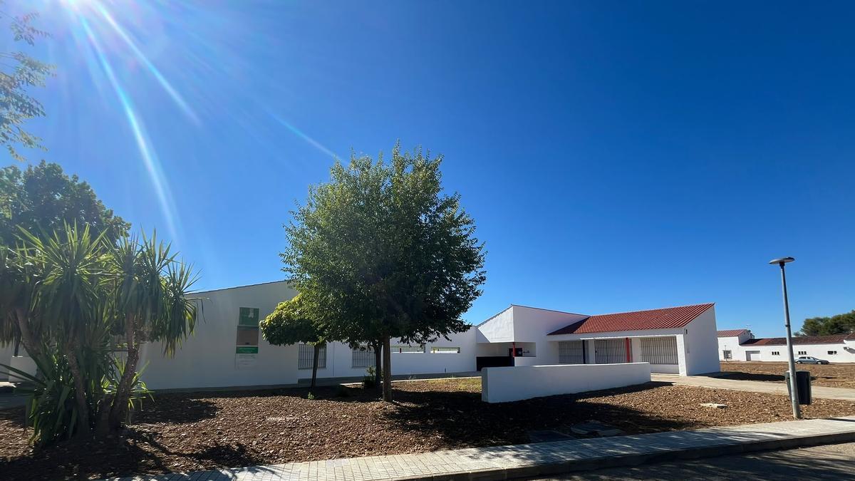 Fachada del CEIP Príncipe de Asturias, en Alvarado.