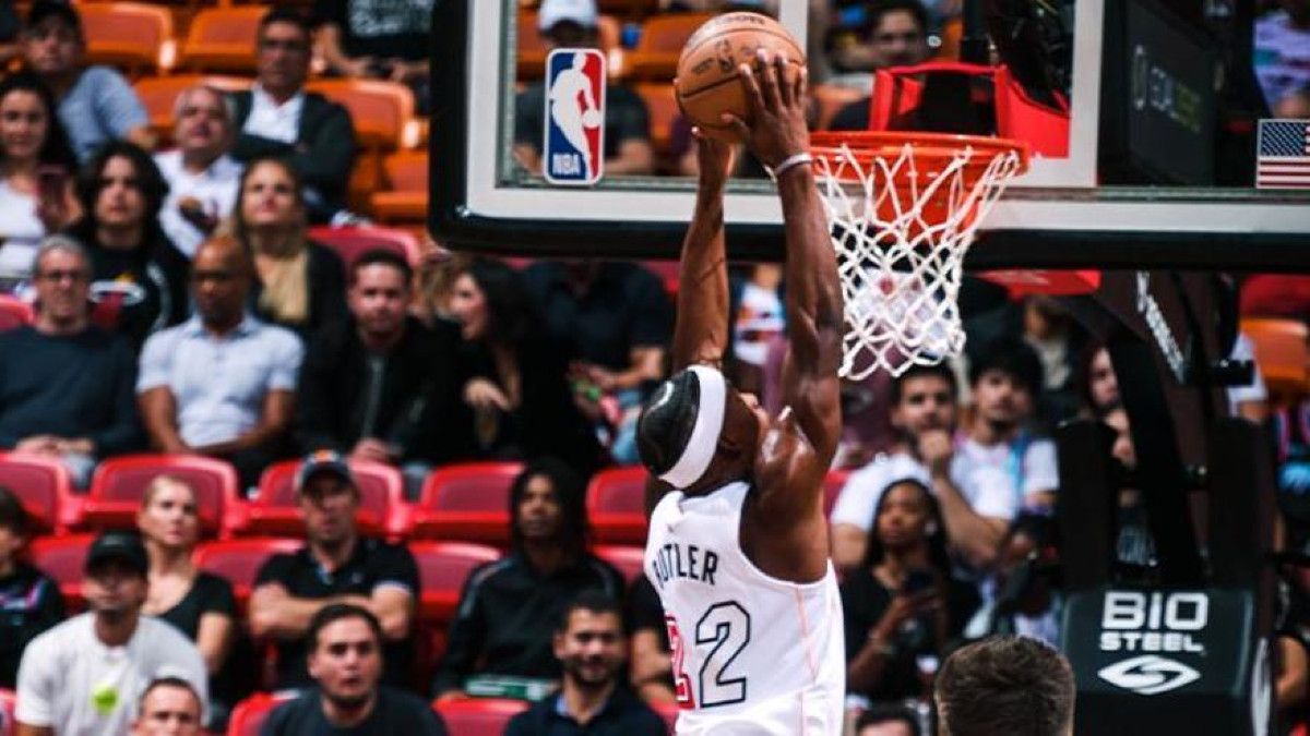 Butler, de los Heat, anota una canasta