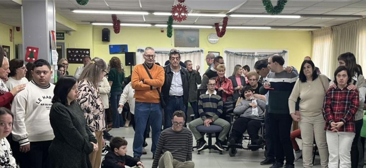 Usuarios, familiares y profesionales de Adispaz, junto con autoridades y otras  entidades, disfrutaron de una jornada lúdica.