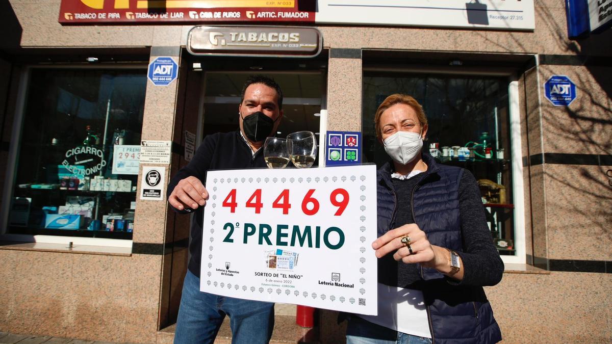 Los responsables de la administración situada en la avenida de Guerrita en Córdoba capital, donde se ha vendido parte del segundo premio de la Lotería del Niño.