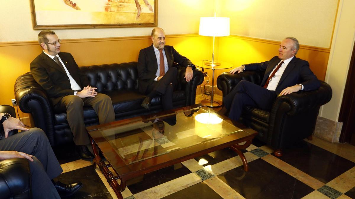 Jorge Azcón, durante la reunión con el presidente de la CHE, Carlos Arrazola