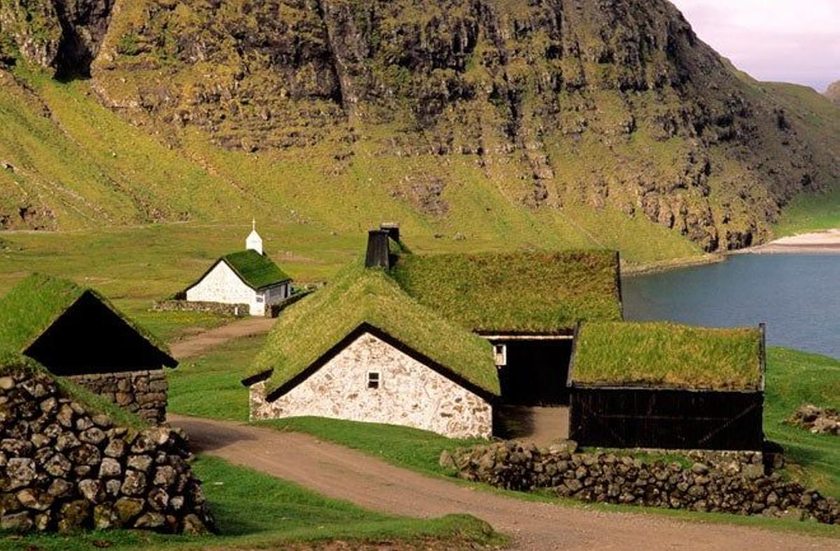 Pequeña villa de Saksun, en la isla Streymoy, con los tejados típicos de las Feroe.