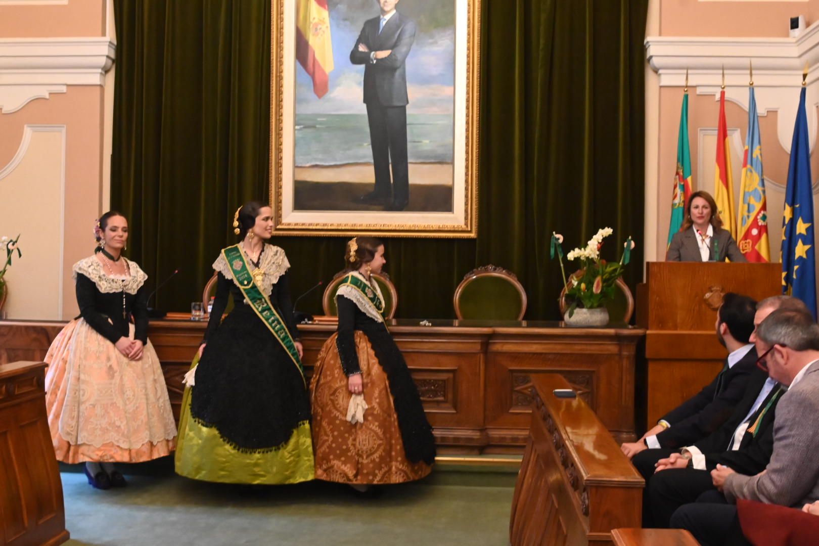 Galería de imágenes: Recepción de las reinas de los pueblos en el Ayuntamiento de Castelló