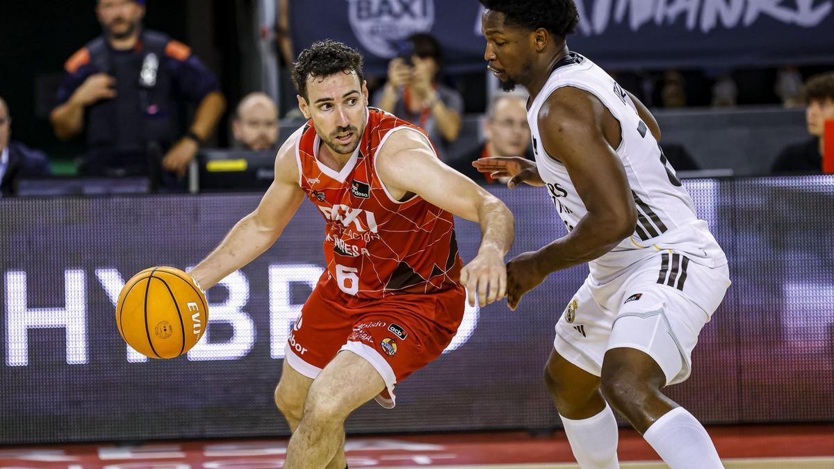 Ferran Bassas, davant d'Andrés Feliz, en el darrer partit de la passada lliga