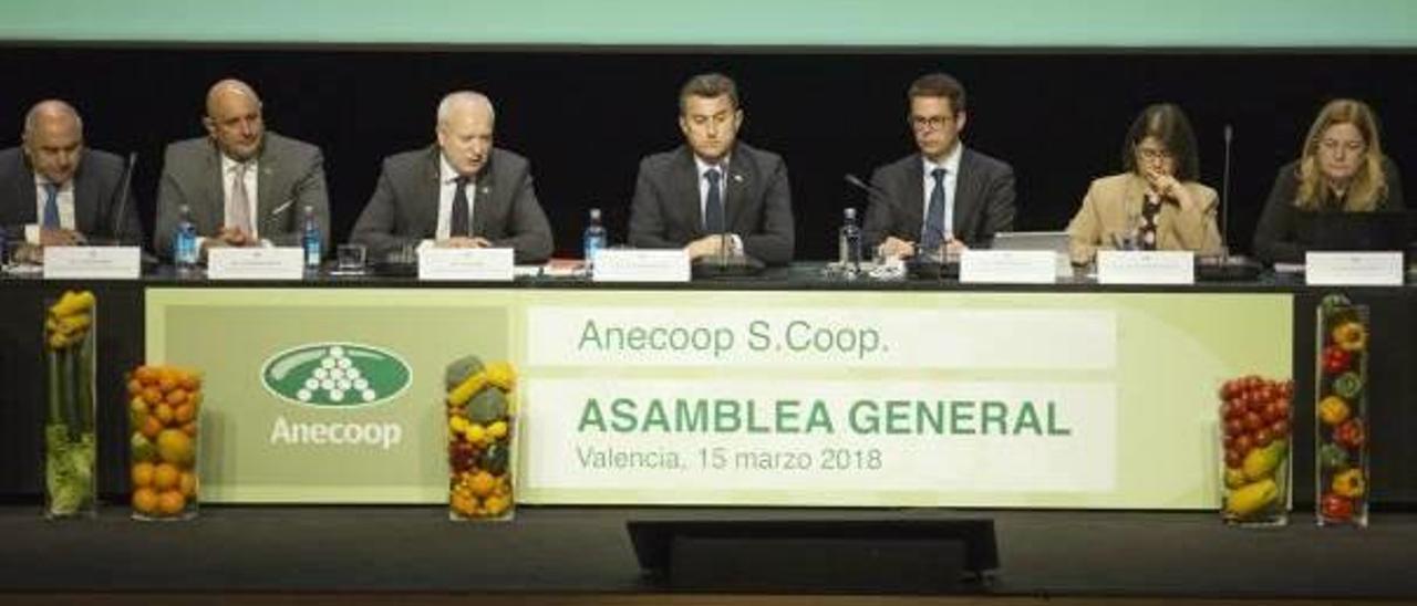 Joan Mir (director general), tercero por la izquierda y Alejandro Monzón, en el centro, ayer.