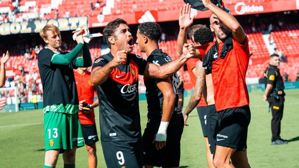 Abdón celebra el triunfo con la afición.