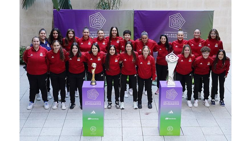 La selección balear femenina con Raquel Planells la cuarta por la derecha, en primera fila.