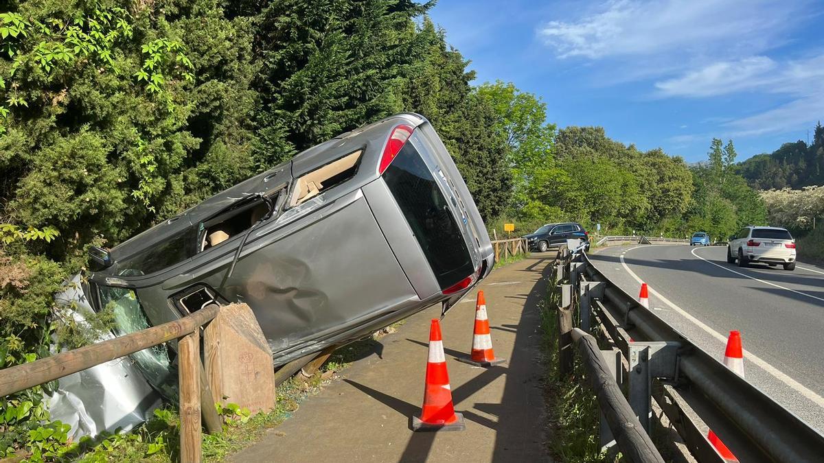 El vehículo, volcado en la zona de la senda.