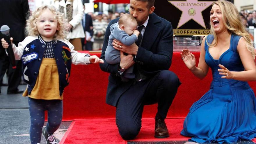 Lively y Reynolds, con sus dos hijas, en la inauguración.