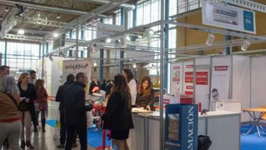 A la izquierda, imagen del jurado evaluando una de las competiciones. A la derecha, el estand de INFORMACIÓN en la feria.