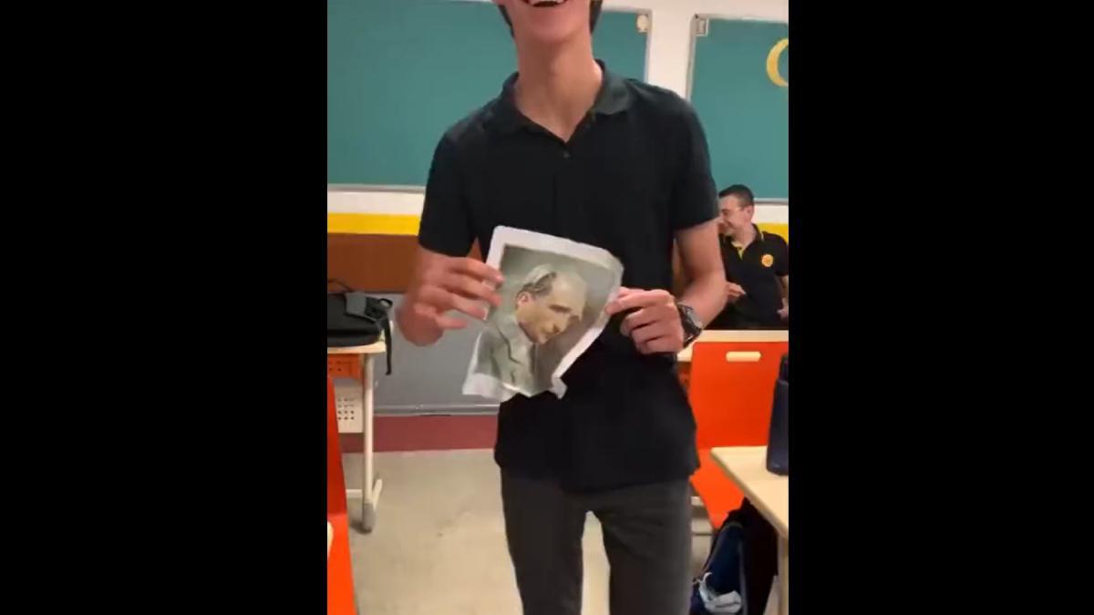 El estudiante turco con la foto de Mustafa Kemal Atatürk