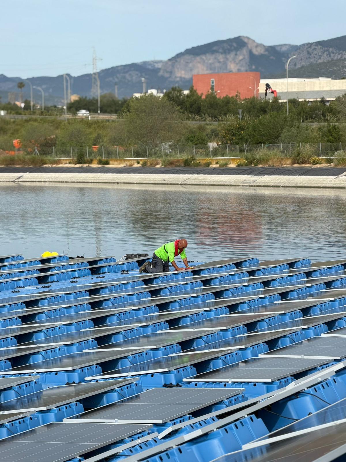 Un operario trabaja en la instalación de los paneles solares flotantes.