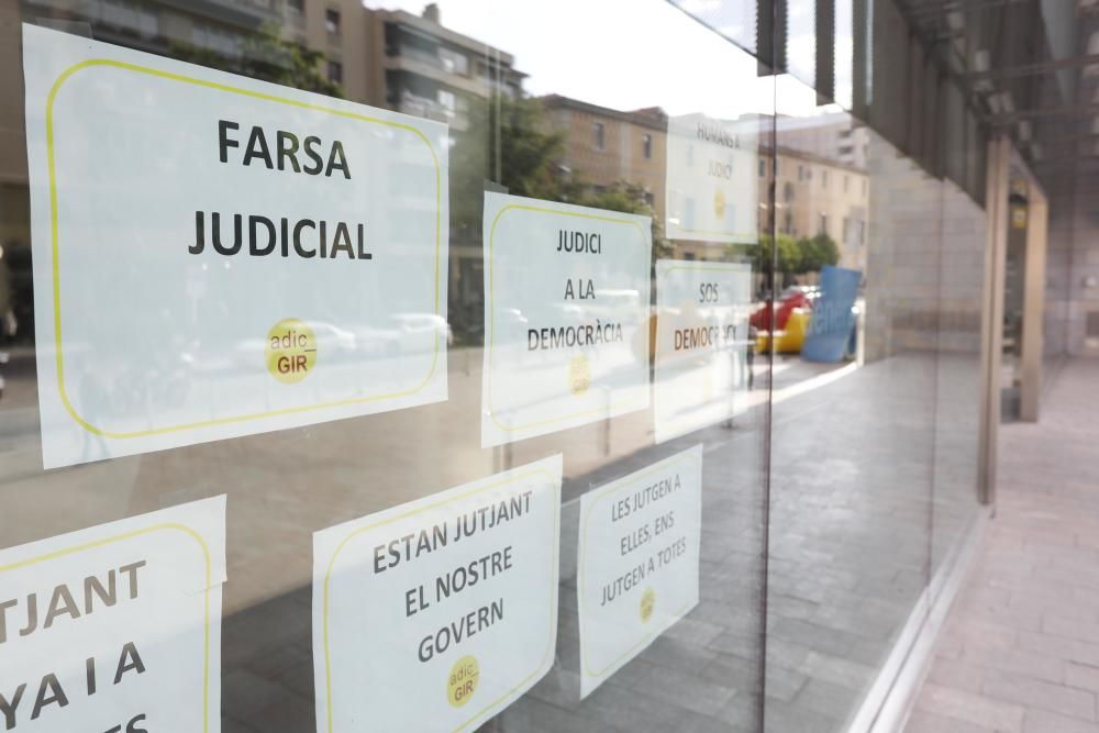 Tornen les pancartes per la llibertat dels presos a les institucions