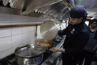 Los preparativos de "la mejor fabada del mundo" en el barrio gijonés de El Llano, en imágenes