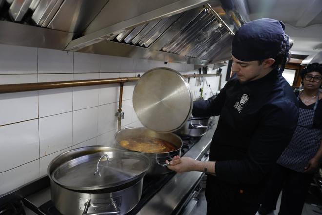 Los preparativos de "la mejor fabada del mundo" en el barrio gijonés de El Llano, en imágenes.