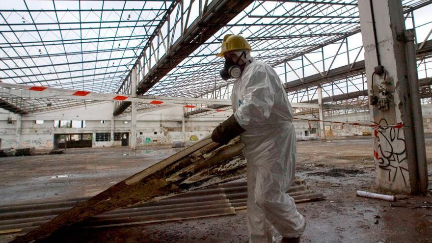 Un operario retira material afectado por amianto // FARO