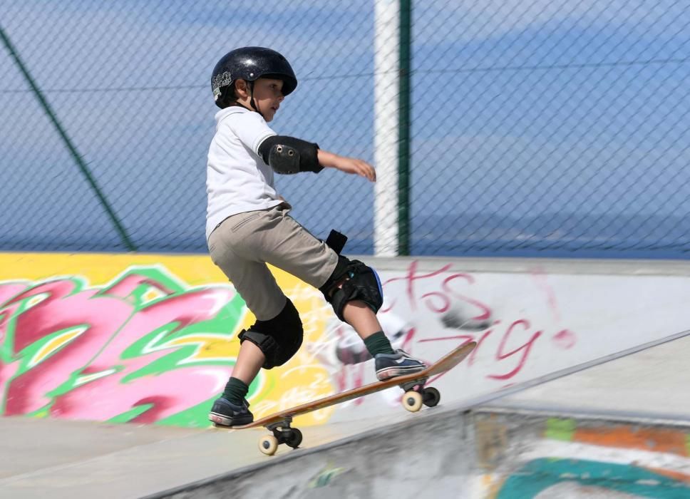 Patinar en 'skateboard', deporte que practicaba el coruñés víctima del atentado de Londres, seduce en la ciudad a dos centenares de personas, habituales en pistas como la de Os Rosales.