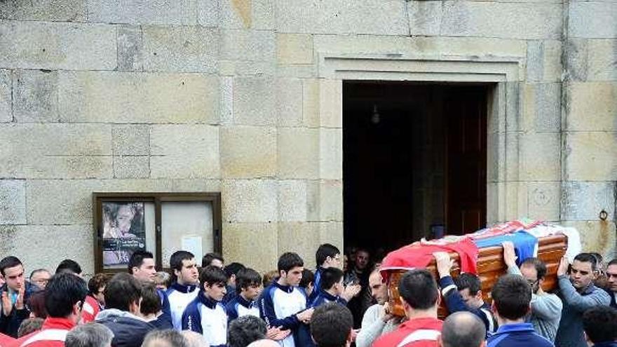 Imagen del funeral de Pablo Herbello en Bueu.  // Gonzalo Núñez