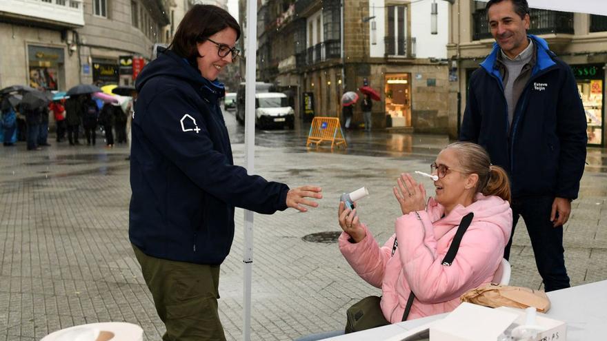 Una mujer realiza una prueba de capacidad pulmonar en Pontevedra.   | // GUSTAVO SANTOS