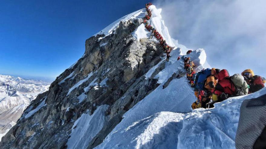 La imagen de las colas para llegar hasta la cima del Everest ha generado sorpresa en unos, mientras otros critican la utilización comercial de la montaña por algunas empresas.