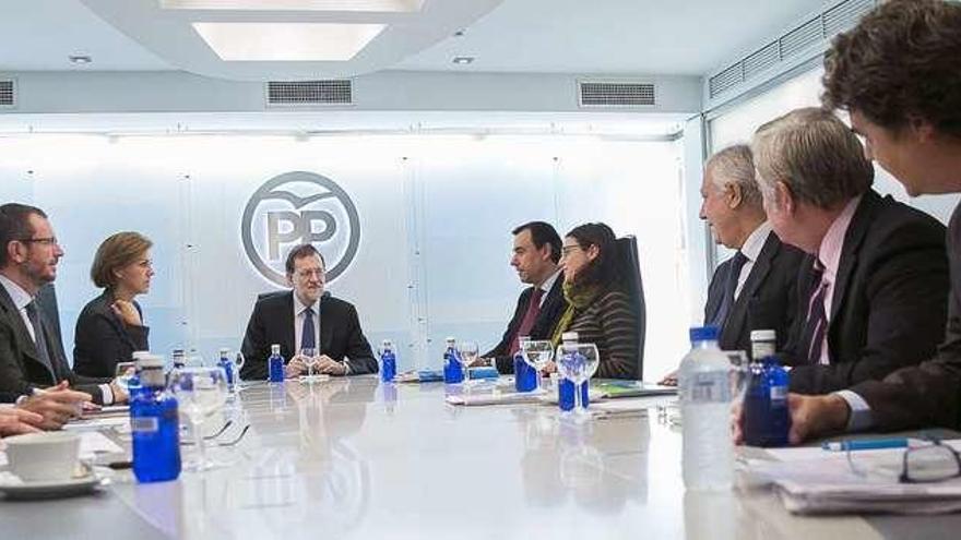Rajoy, al fondo, durante la reunión de ayer del Comité de Dirección del PP. // Efe