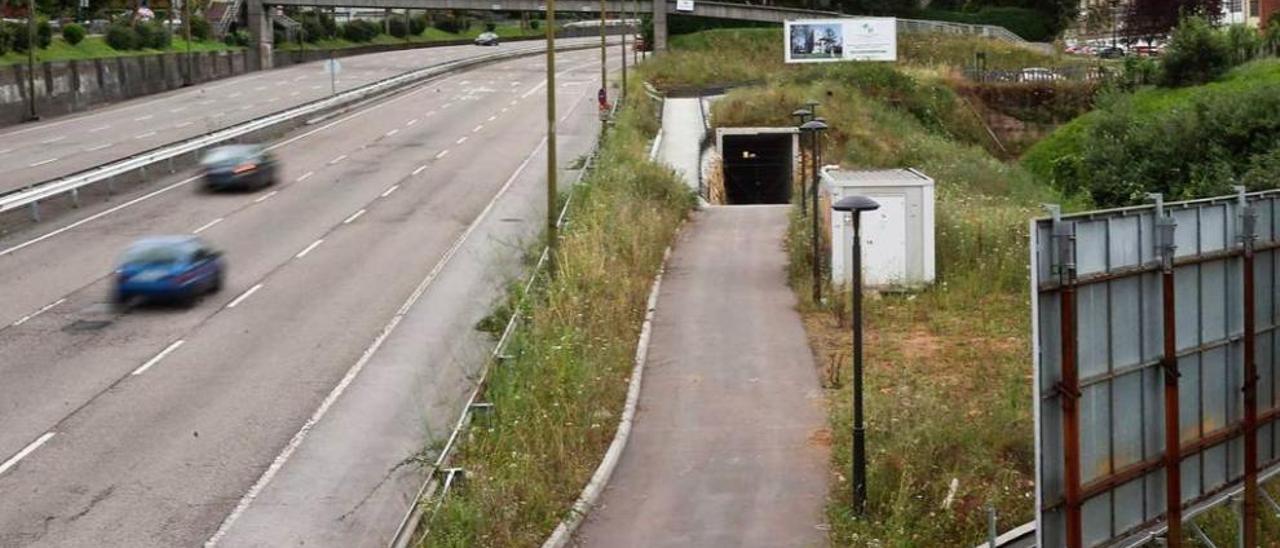 La entrada cerrada del túnel de la ampliación de la Senda Verde, junto a la Ronda Sur.