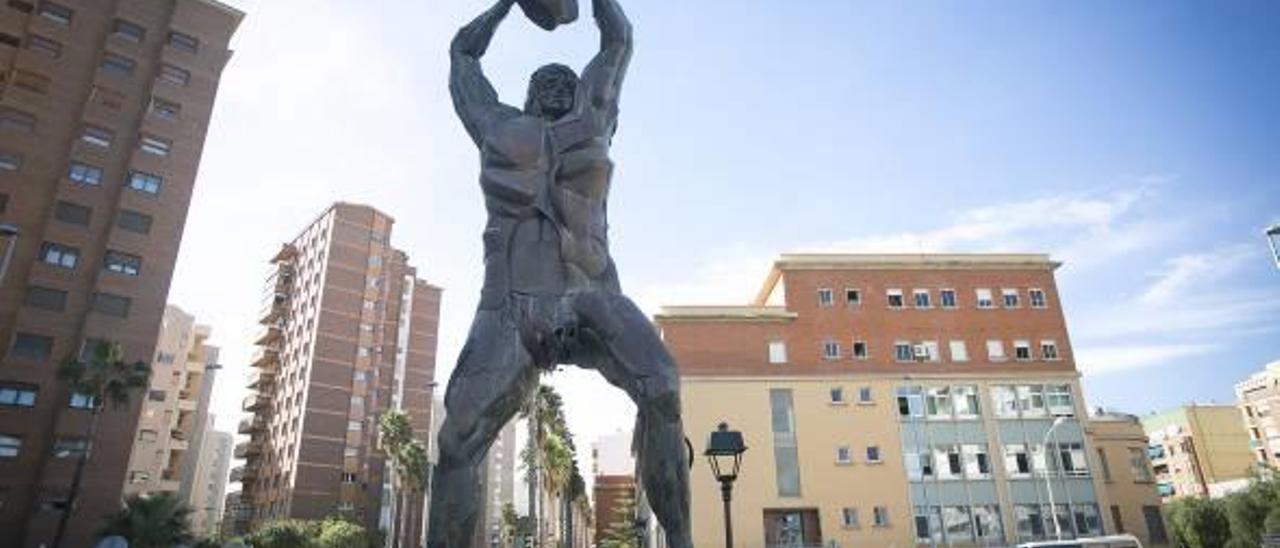 La impresionante figura del Tombatossals es una puerta de entrada al barrio, que tiene enclaves históricos como la avenida Capuchinos, que corrió el peligro de dejar de ser conocida como «Palmeretes» tras el proyecto de sustituir las palmeras, afectadas por el picudo, por «lledoners». La presión de la asociación &amp;ndash;arriba, José Domingo Benedito y Pilar Arroyo&amp;ndash; consiguió frenar el proyecto f àngel sánchez