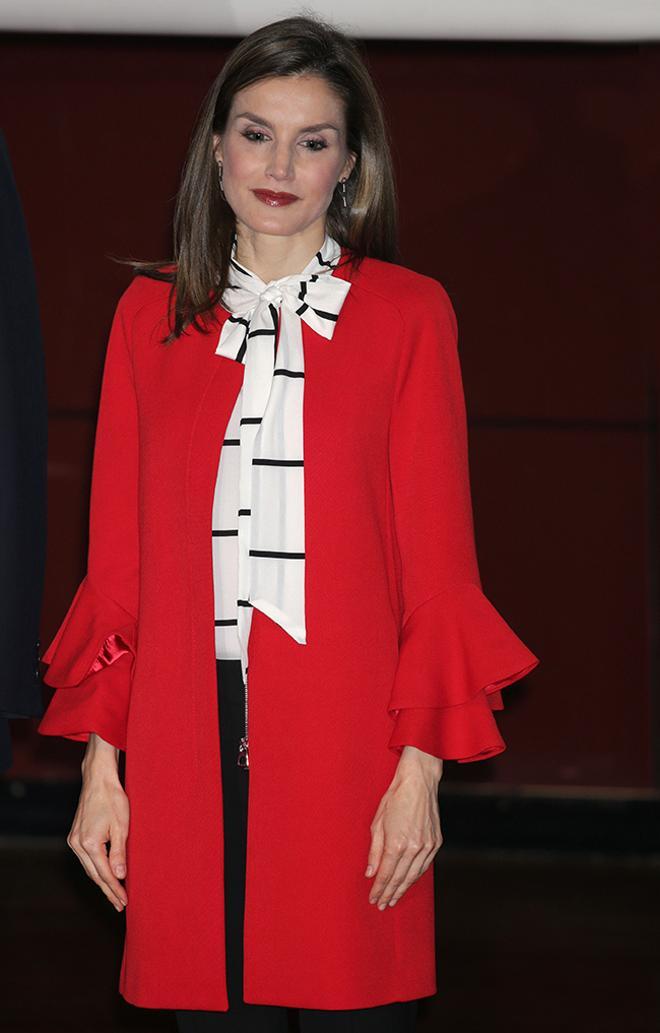 Letizia Ortiz con un abrigo rojo de Zara