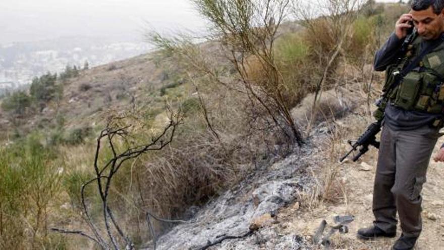 Un soldado israelí observa el impacto de un cohete.