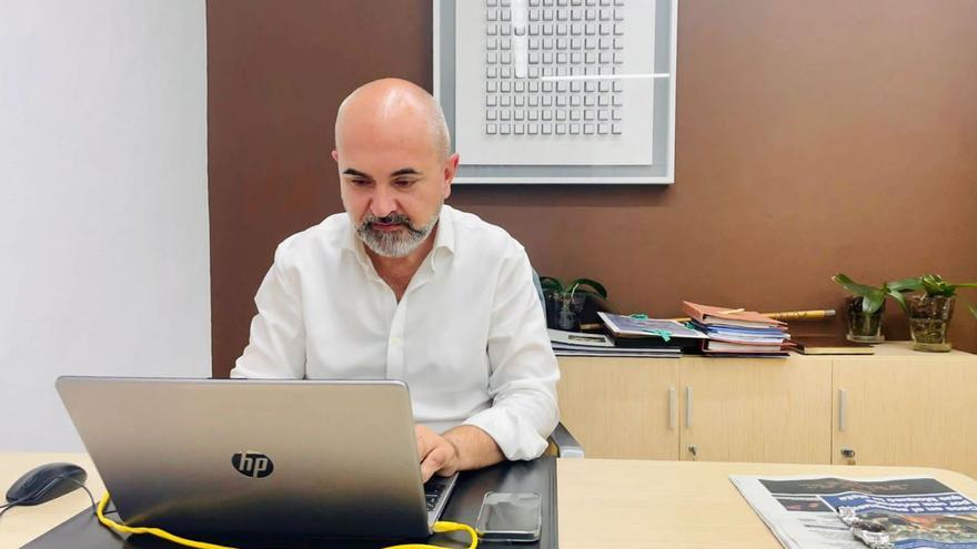 El nuevo alcalde, Vicent Roig, escribe en un ordenador en su nuevo despacho. | D. I.
