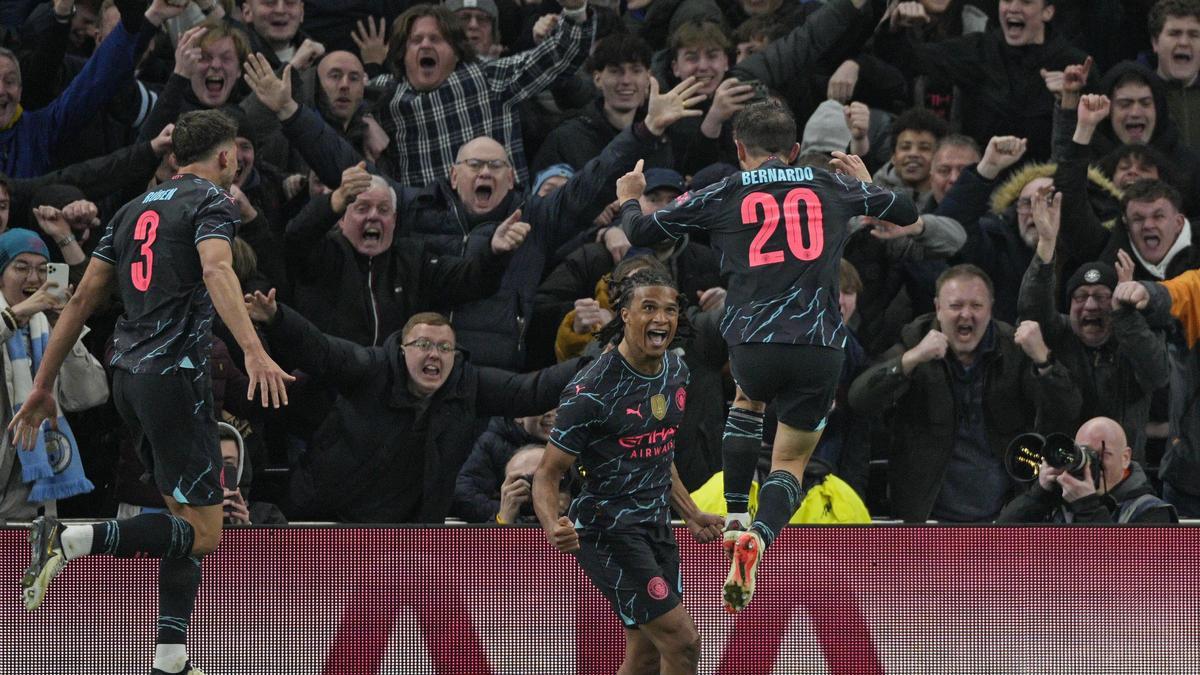 Nathan Aké celebra el gol que rompe la 'maldición' del City en el Tottenham Hotspur Stadium