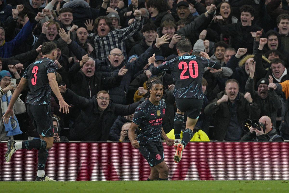 Nathan Aké celebra el gol que rompe la 'maldición' del City en el Tottenham Hotspur Stadium