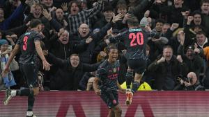 Nathan Aké celebra el gol que rompe la maldición del City en el Tottenham Hotspur Stadium