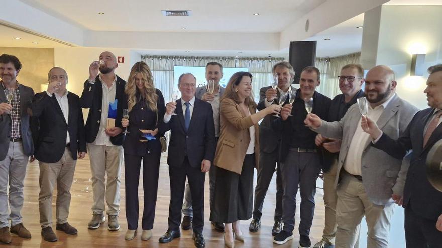 Alcaldes y alcaldesas de Galicia y presidentes de Cámaras brindan con la embajadora y embajador del Miño.