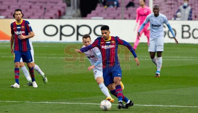 Las imágenes del partido entre el FC Barcelona y el Valencia de la jornada 14 de LaLiga Santander disputado en el Camp Nou.