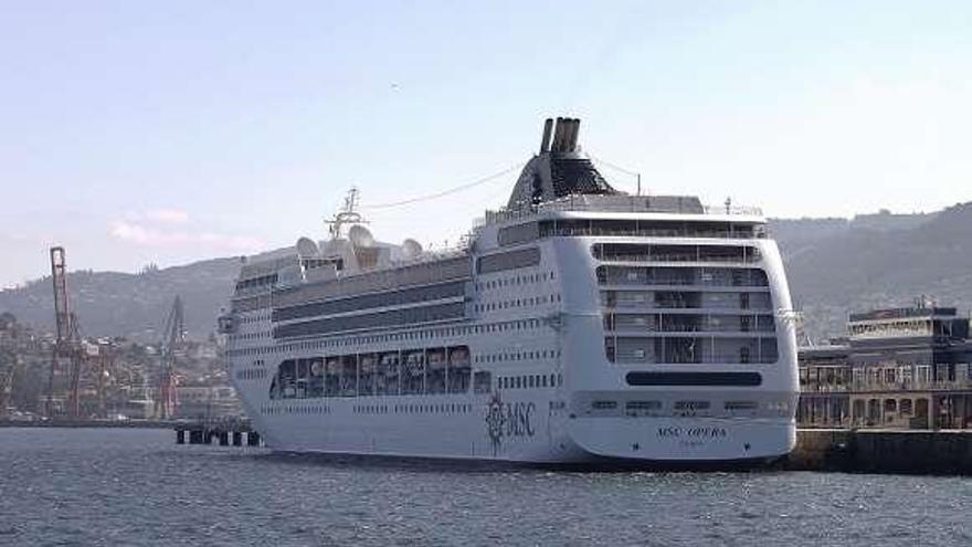 El &quot;MSC Opera&quot;, atracado en el puerto de Vigo. // J.Santomé