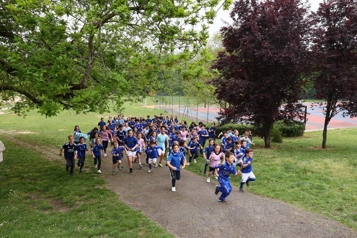 EN IMÁGENES: Los alumnos del colegio École se visten de azul para apoyar al Real Oviedo