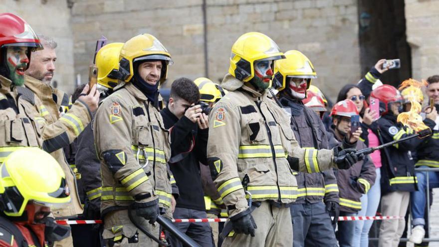 Una concentración de los bomberos en Santiago.   | // JESÚS PRIETO