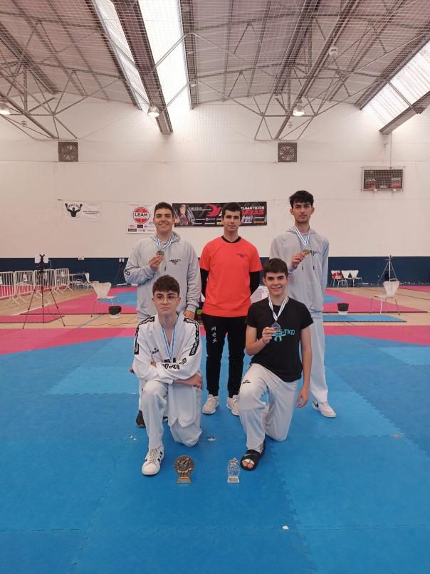 Los medallistas del Sares y uno de sus técnicos. | // SARES TKD