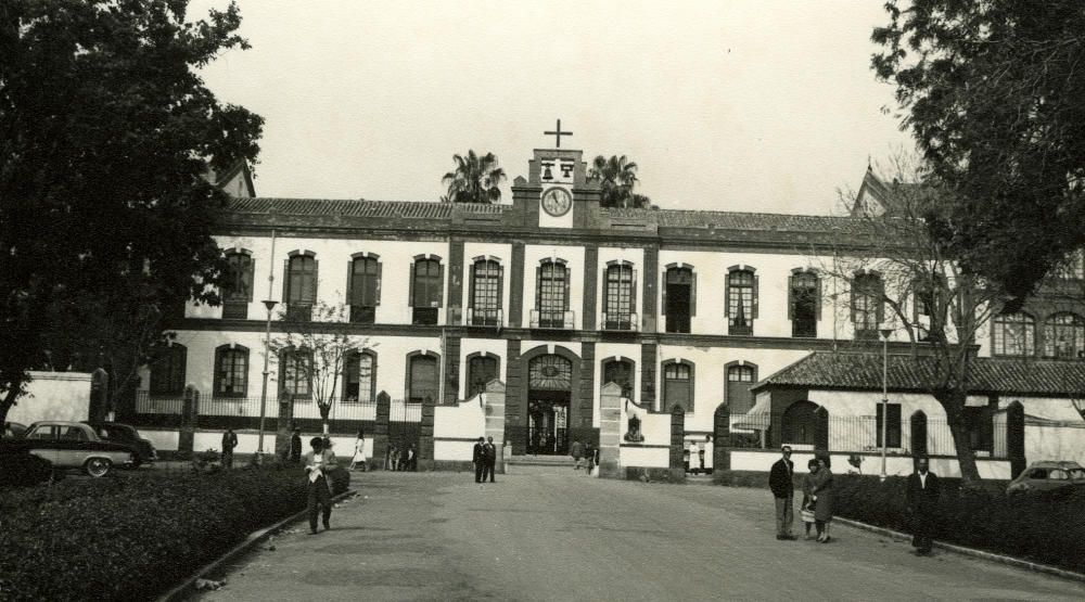 El actual edificio, inaugurado en 1892 fue edificado gracias a las donaciones de las familias Loring, Oyarzábal, Heredia y Larios.