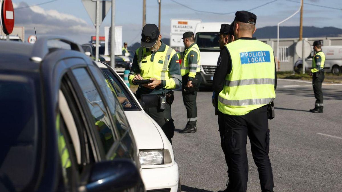 Agentes parando a un turismo durante un control.